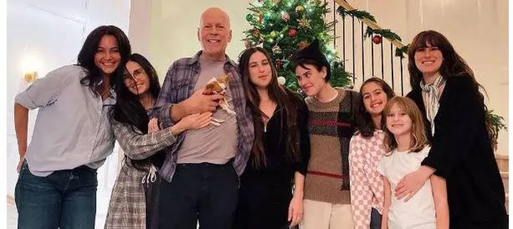 Da sinistra, Emma Heming, 44 anni, attuale moglie dell’attore; la ex moglie Demi Moore, 50 anni; Bruce Willis e le cinque. figlie avute dai due matrimoni