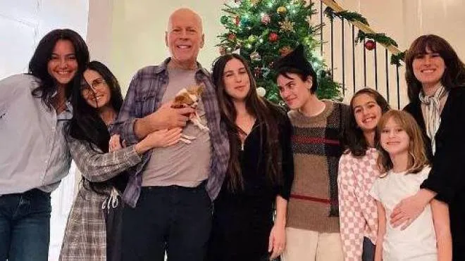 Da sinistra, Emma Heming, 44 anni, attuale moglie dell’attore; la ex moglie Demi Moore, 50 anni; Bruce Willis e le cinque. figlie avute dai due matrimoni