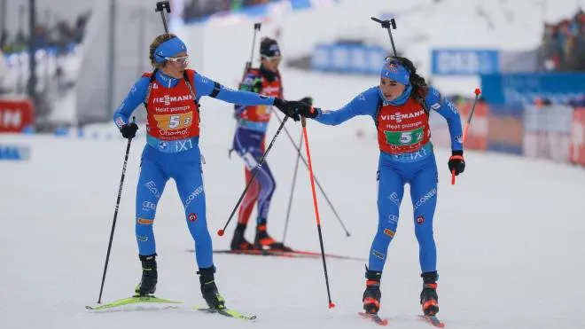 epa10475152 Dorothea Wierer (R) hands over to Hannah Auchentaller of Italy (L) during the Women's 4x6km Relay race at the IBU Biathlon World Championships in Oberhof, Germany, 18 February 2023.  EPA/RONALD WITTEK