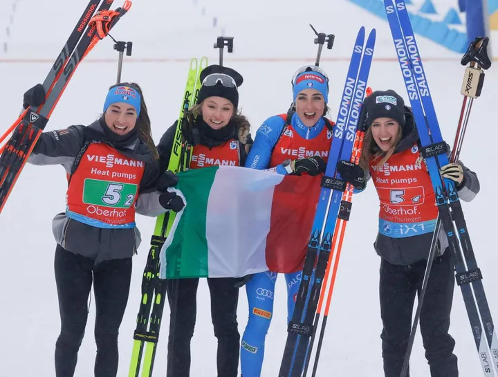 La staffetta dell’Italia femminile che ieri ha vinto l’oro ai mondiali di biathlon