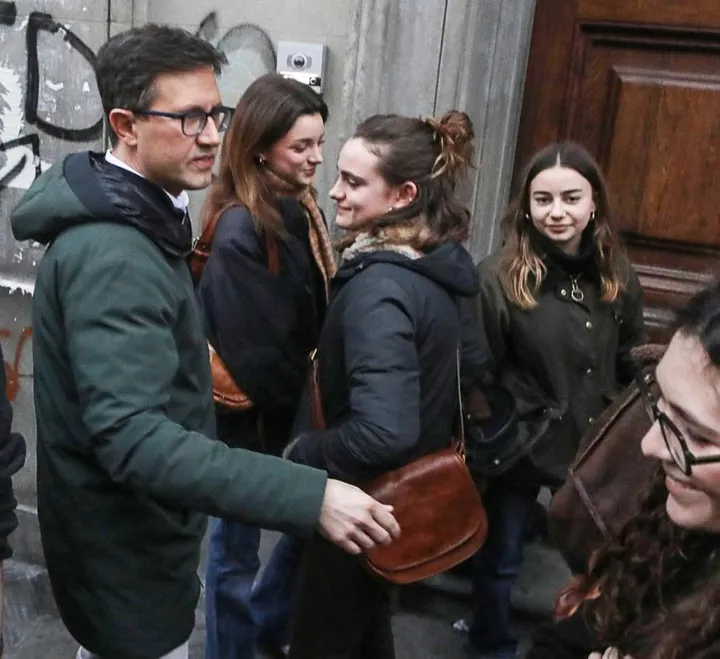 Il sindaco di Firenze Dario Nardella, 47 anni, ha incontrato gli studenti dopo l’aggressione