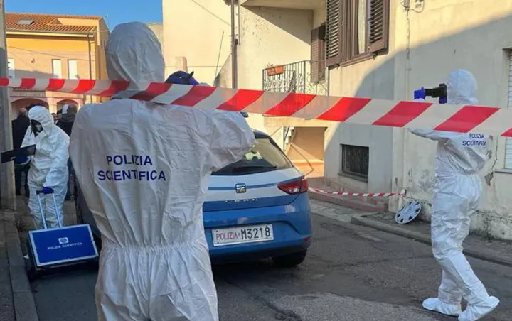 La polizia scientifica davanti alla casa delle due donne a Silì, vicino a Oristano