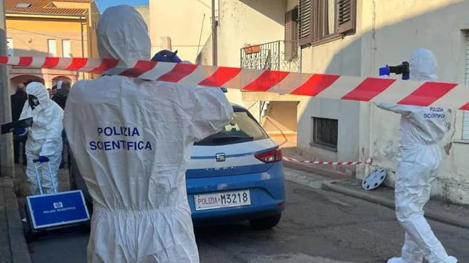 La polizia scientifica davanti alla casa delle due donne a Silì, vicino a Oristano