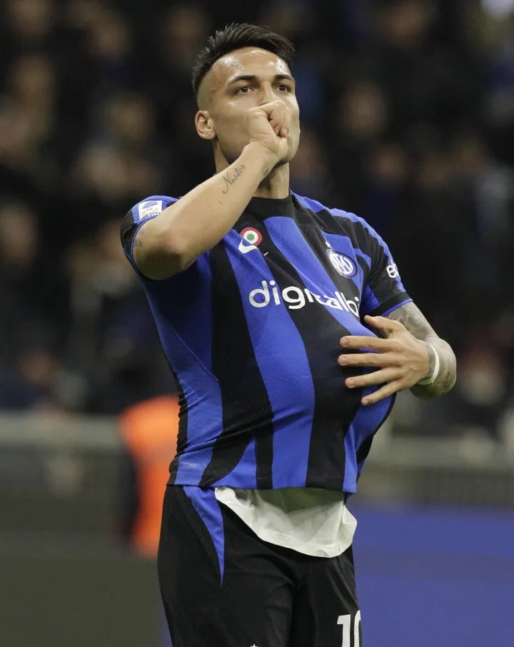 Lautaro Martinez ha festeggiato in questo modo il gol del 3-1 che ha chiuso la gara e ha permesso all’Inter di tornare a quindici punti dal Napoli capolista