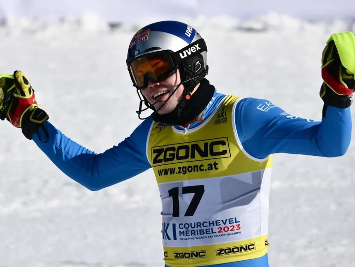 La gioia di Alex Vinatzer per la medaglia di bronzo ai mondiali nello slalom