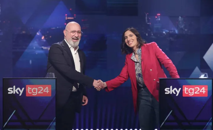 Stefano Bonaccini, 56 anni, e Elly Schlein, 37 anni, si stringono la mano prima del duello in tv su SkyTg24