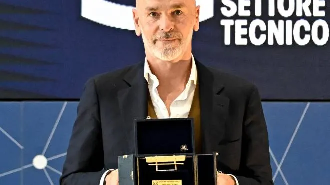 Stefano Pioli con la panchina d’oro, premio assegnato dai colleghi allenatori