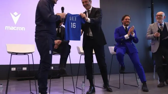 Gianmarco Pozzecco riceve da Gianluca Pavanello, ad Macron, la maglia per la figlia