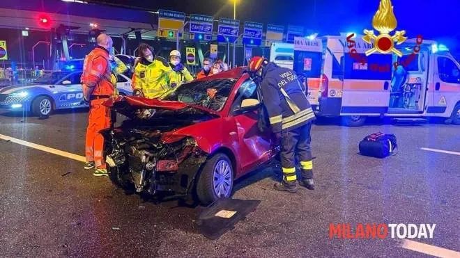 L’auto distrutta, sulla quale erano le due vittime, al casello della A4 Torino-Milano alla barriera Ghisolfa. Il conducente è nel reparto psichiatria del San Carlo