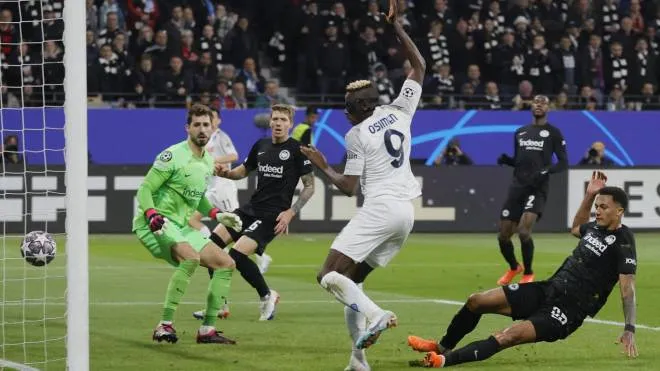 epa10482488 Napoli's Victor Osimhen (C) scores the 1-0 lead during the UEFA Champions League, Round of 16, 1st leg between Eintracht Frankfurt and SSC Napoli in Frankfurt, Germany, 21 February 2023.  EPA/Ronald Wittek