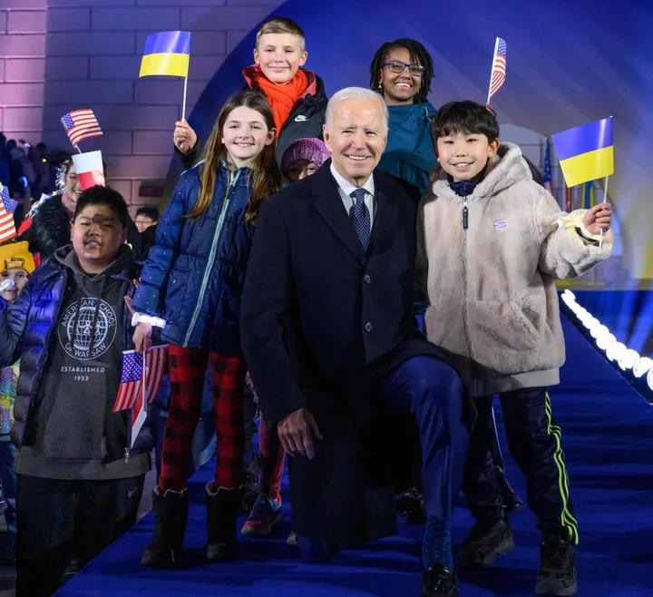 Il presidente americano Joe Biden (80 anni) posa con i bambini sul palco allestito fuori dal castello di Varsavia