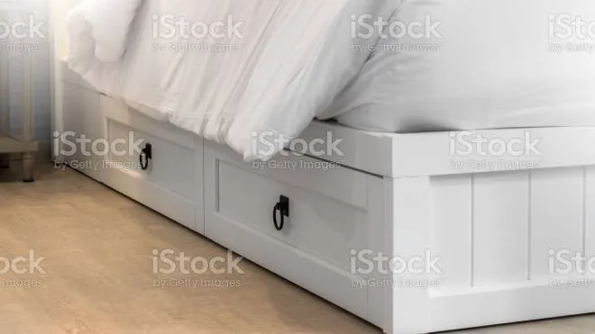 Un letto con cassetti è la soluzione migliore per le camere piccole 