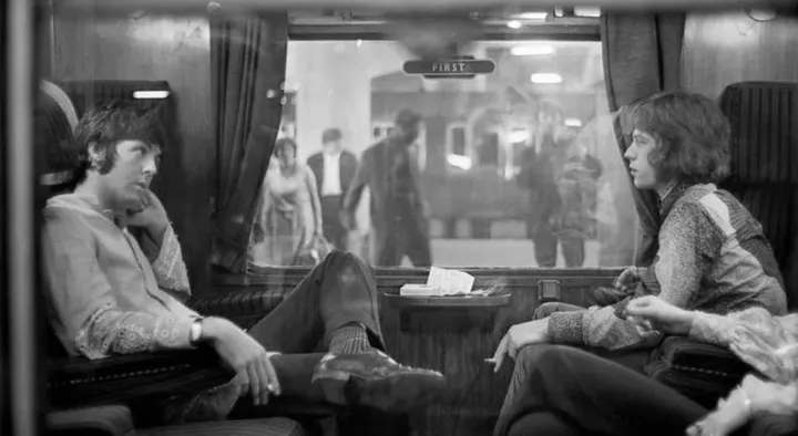 Paul McCartney, 80 anni, e Mick Jagger, 79, nel 1967 sul vagone di un treno fermo nella stazione di Bangor, in Galles