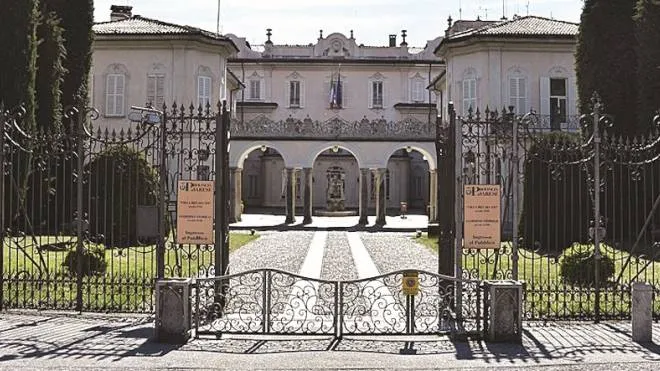 L'ingresso di Villa Recalcati, Sede della Prefettura, a Varese 
