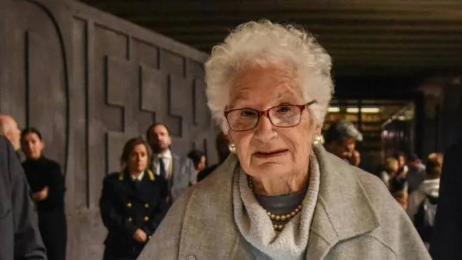 A sinistra Liliana Segre, 92 anni, al Binario 21 di Milano da cui partivano i treni per i lager. Sopra, internati ebrei ad Auschwitz