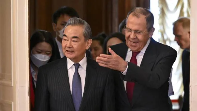 Il ministro degli Esteri cinese Wang Li con il suo omologo russo Sergei Lavrov durante il vertice di Mosca