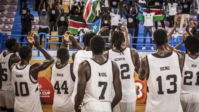 La Nazionale del Sud Sudan festeggia con i tifosi la storica qualificazione