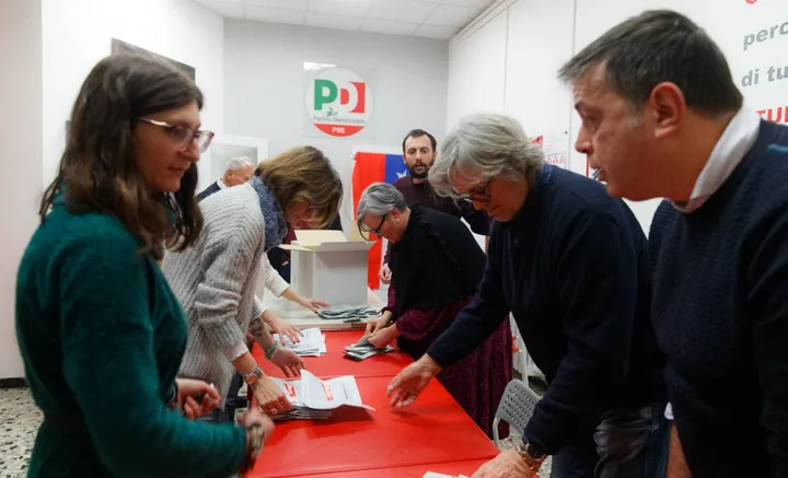 Lo spoglio. dei voti in un seggio del centro di Bologna