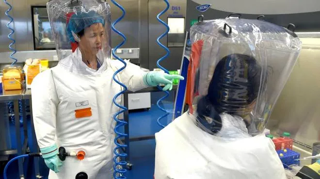 Alcuni virologi cinesi al lavoro nel laboratorio di Wuhan, la struttura da cui potrebbe essere sfuggito il virus del Covid