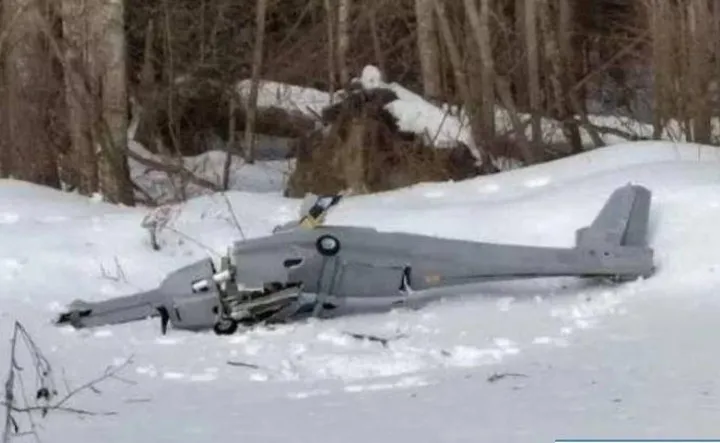I resti del drone ucraino caduto o abbattuto vicino a Kolomna, nell’Oblast di Mosca, a meno di 100 chilometri dalla capitale russa