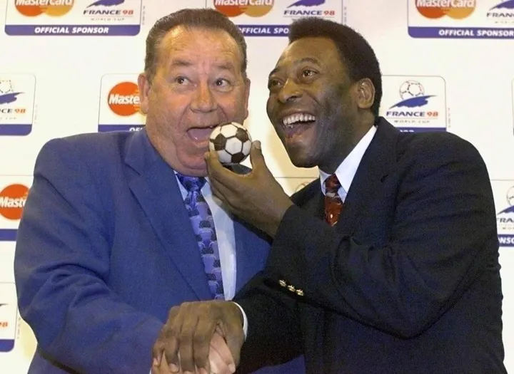Just Fontaine, a sinistra, in una bella immagine scherzosa con Pelé