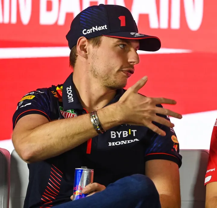 Max Verstappen ha vinto gli ultimi due mondiali piloti con la Red Bull. A destra lo sceicco Salman bin Isa Al-Khalifa,. Chief Executive del circuito del Bahrain