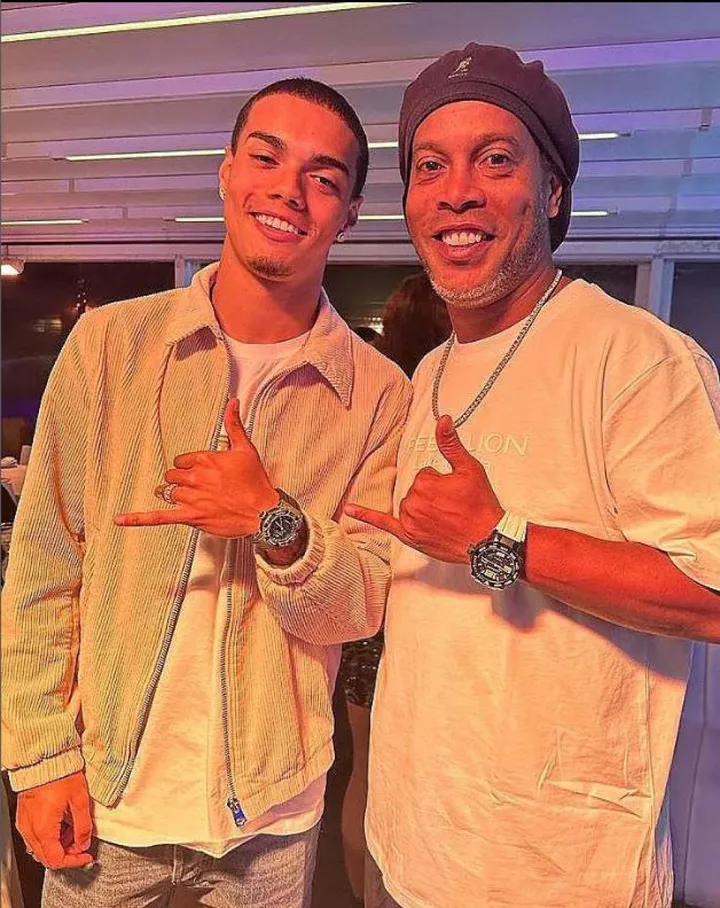 Joao Mendes, 18 anni, con suo padre Ronaldinho. Il giovane brasiliano cerca di ricalcare le orme del genitore ma non sarà facile: vinse Mondiale e Pallone d’Oro