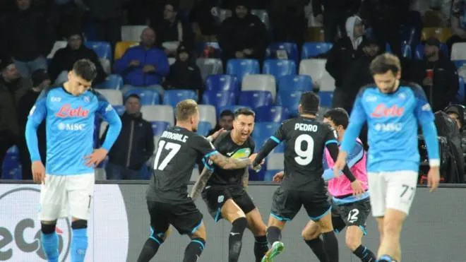 Matias Vecino festeggia con i compagni il gol in Napoli-Lazio