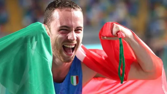 epa10503363 Samuele Ceccarelli of Italy celebrates after winning the Men's 60m final at the European Athletics Indoor Championships in Istanbul, Turkey, 04 March 2023.  EPA/Erdem Sahin