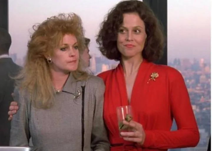 Melanie Griffith e Sigourney Weaver nel film “Una donna in carriera“ (1988)
