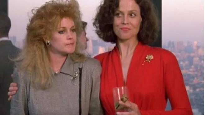 Melanie Griffith e Sigourney Weaver nel film “Una donna in carriera“ (1988)