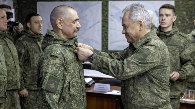 A destra Sergej Shoigu, 67 anni, ministro della Difesa della Russia, al fronte. ha incontrato le truppe di Mosca nel Donbass