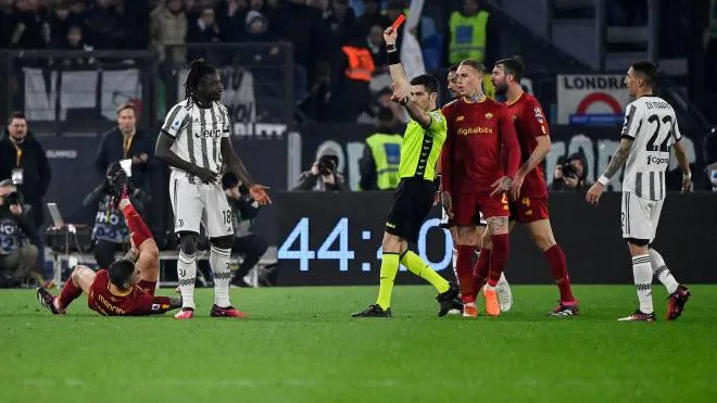 The referee Fabio Maresca (R) sends off Juventus' Moise Kean (C) after a foul on Roma�s Roger Ibanez (L) during the Serie A soccer match between AS Roma and Juventus FC at the Olimpico stadium in Rome, Italy, 5 March 2023. ANSA/RICCARDO ANTIMIANI