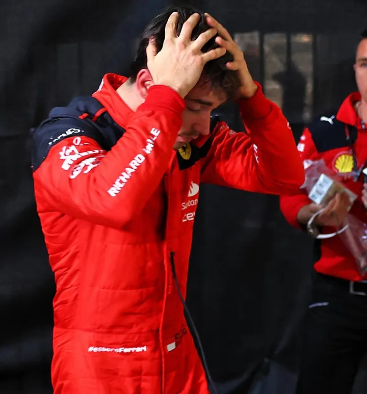 A sinistra la disperazione di Charles Leclerc, costretto al ritiro per un problema al motore, a destra la gioia di Fernando Alonso, sul podio a 41 anni con l’Aston Martin
