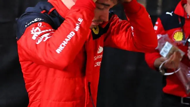 A sinistra la disperazione di Charles Leclerc, costretto al ritiro per un problema al motore, a destra la gioia di Fernando Alonso, sul podio a 41 anni con l’Aston Martin