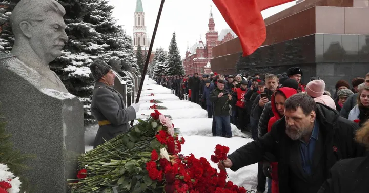 Cittadini russi ieri in coda a Mosca, all’esterno del muro del Cremlino che delimita la piazza Rossa, in attesa di deporre fiori sulla tomba di Iosif Stalin. Il leader sovietico morì il 5 marzo 1953 all’età di 74 anni