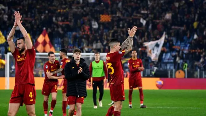 I giocatori della Roma festeggiano dopo la vittoria con la Juventus