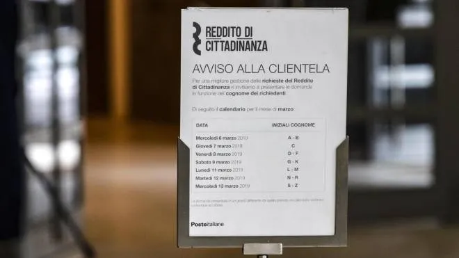 Un cartello informativo di Poste Italiane con il suggerimento di presentarsi secondo l'ordine alfabetico agli sportelli per richiedere il reddito di cittadinanza, Roma 5 marzo 2019. ANSA/GIUSEPPE LAMI