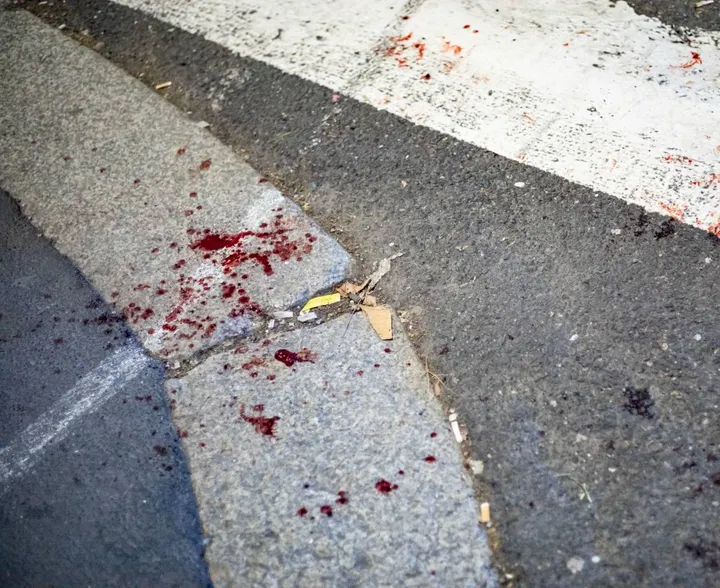 Il sangue di una delle vittime del nordafricano: la prima aggressione è stata in via Sammartini, la seconda in via Brianza