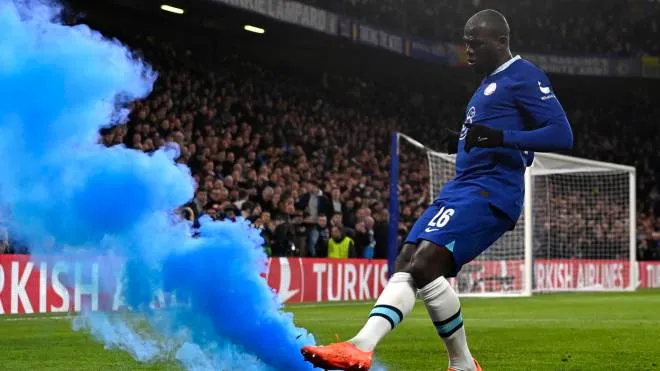 epaselect epa10508283 Kalidou Koulibaly of Chelsea kicks the torch throwed by the fans during the UEFA Champions League, Round of 16, 2nd leg match between Chelsea FC vs Borussia Dortmund in London, Britain, 07 March 2023.  EPA/Neil Hall