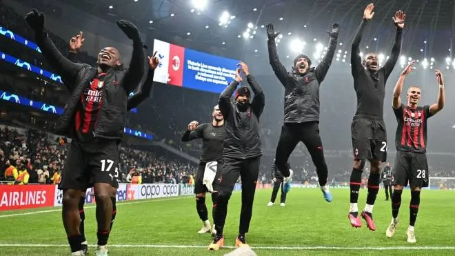 AC Milan's team players celebrate at the end of the UEFA Champions League round of 16 second-leg football match between Tottenham Hotspur and Milan AC at Tottenham Hotspur Stadium in London on March 8, 2023. - AC Milan qualifies for the UEFA Champions League quarter finals after equalising with Tottenham Hotspur. (Photo by JUSTIN TALLIS / AFP)