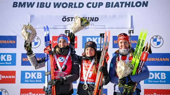 epa10511577 Winner Dorothea Wierer of Italy (C), second placed Lisa Vittozzi of Italy (L) and third placed Denise Herrmann-Wick of Germany (R) pose on the podium after the Women's 15 kilometers individual event of the IBU World Cup Biathlon in Ostersund, Sweden, 09 March 2023.  EPA/Anders Wiklund SWEDEN OUT