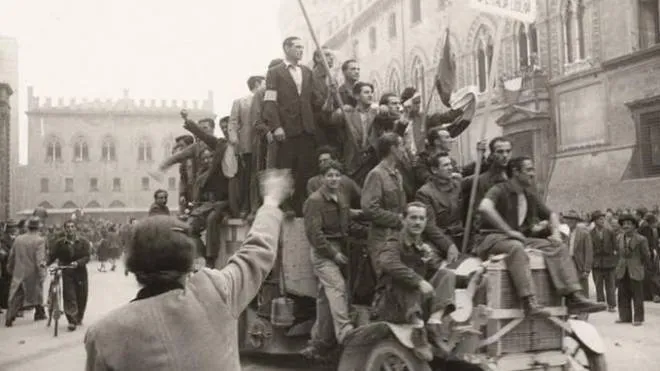 I partigiani sfilano in piazza Nettuno, a Bologna, dopo la liberazione dal nazifascismo