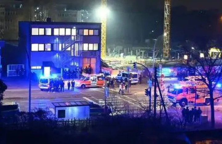 Polizia e soccorritori fuori dal tempio dei Testimoni di Geova ad Amburgo