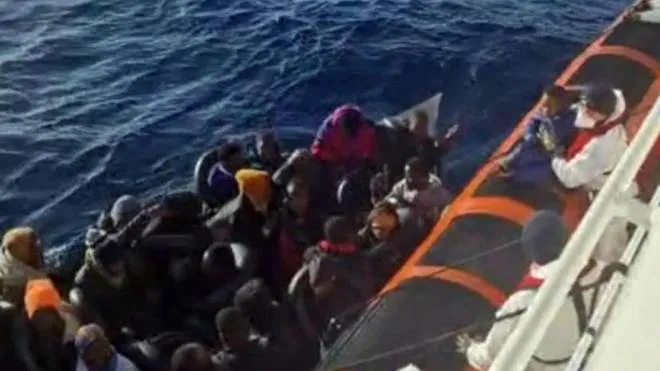 Uno dei barconi soccorsi nelle ultime ore dagli uomini della Guardia costiera nelle acque di Lampedusa
