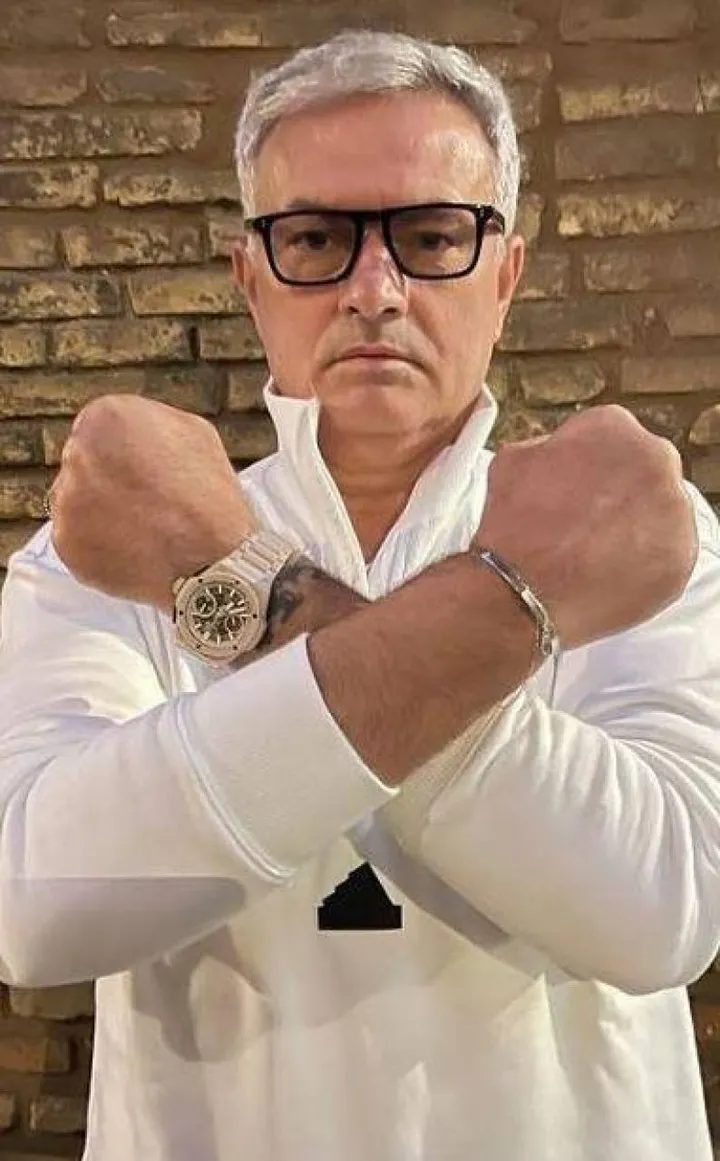 José Mourinho, 60 anni, ha riproposto il gesto delle manette ieri su Instagram