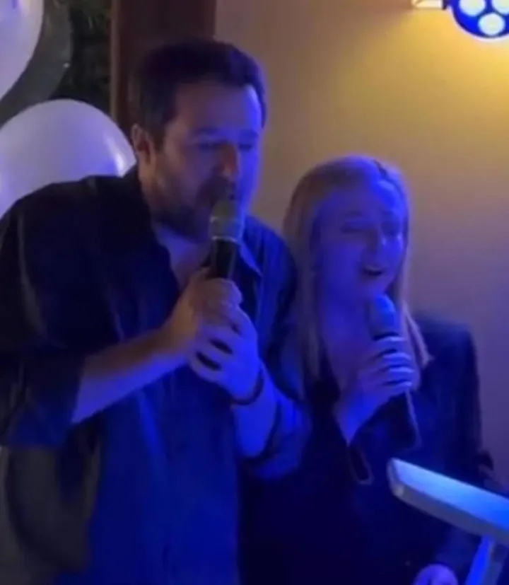 Salvini e Meloni cantano al karaoke