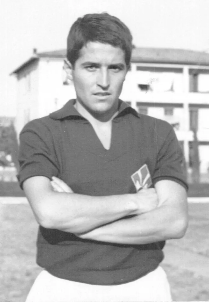 Giancarlo De Sisti compie domani 80 anni: qui con la maglia della. Fiorentina