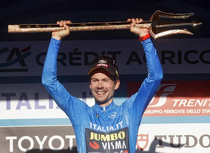 Primoz Roglic con il trofeo simbolo della Tirreno-Adriatico, la corsa dei due mari