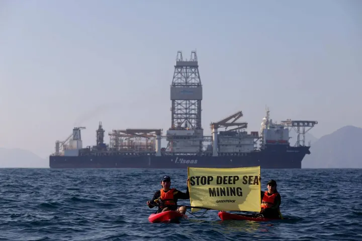 Attivisti di Greenpeace protestano contro la nave “mineraria“ Hidden Gem